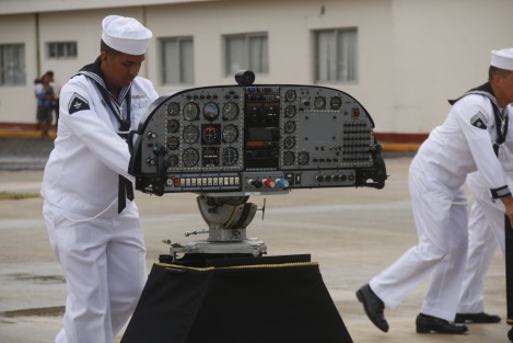 El comandante de la Primera Región Naval, Fernando Arturo Castañón Zamacona, presidió la Ceremonia de Graduación de 103 elementos que concluyeron los Cursos de Capacitación en las especialidades de Mecánica de Aviación Naval, Electrónica Naval y Armamento Aeronaval en la Escuela de Mecánica de Aviación Naval de Las Bajadas.
