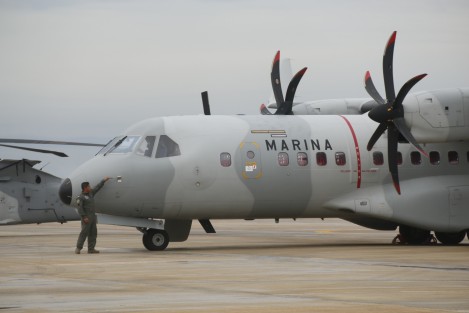 El comandante de la Primera Región Naval, Fernando Arturo Castañón Zamacona, presidió la Ceremonia de Graduación de 103 elementos que concluyeron los Cursos de Capacitación en las especialidades de Mecánica de Aviación Naval, Electrónica Naval y Armamento Aeronaval en la Escuela de Mecánica de Aviación Naval de Las Bajadas.
