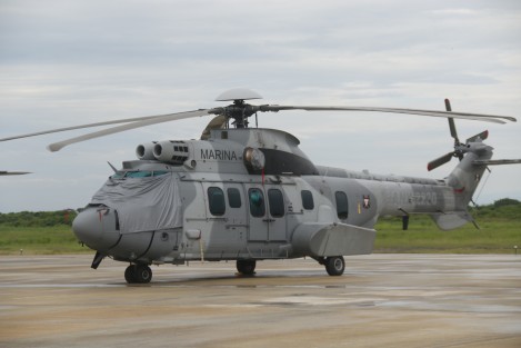 El comandante de la Primera Región Naval, Fernando Arturo Castañón Zamacona, presidió la Ceremonia de Graduación de 103 elementos que concluyeron los Cursos de Capacitación en las especialidades de Mecánica de Aviación Naval, Electrónica Naval y Armamento Aeronaval en la Escuela de Mecánica de Aviación Naval de Las Bajadas.
