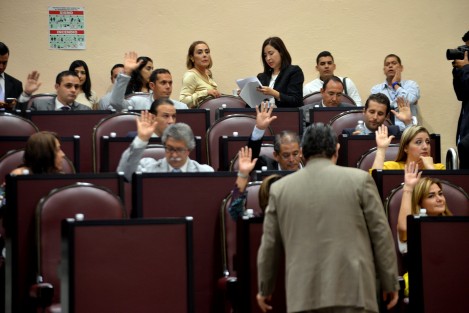 Con 25 votos a favor por 15 en contra, el Congreso del Estado de Veracruz aprobó la realización de peleas de gallos y vaquilladas, al excluir éstas actividades de la Ley de Protección de Animales. 