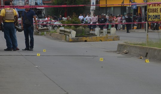 El propietario de un negocio de compra de chatarra ubicado en la Avenida México de la colonia Revolución de la ciudad de Xalapa, fue asesinado por desconocidos armados, que tras de los hechos, huyeron. 