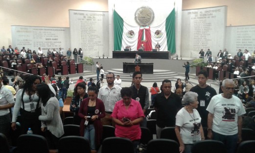Integrantes de asociaciones protectoras de animales dieron la espalda a los diputados locales, tras la aprobación de la autorización para la realización de peleas de gallos y vaquilladas en el estado. 