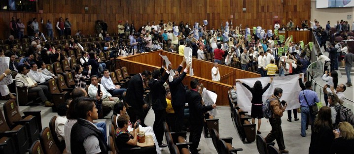 Manifestaciones durante la sesión del Congreso del Estado. Una de ellas pidiendo la protección de los manglares en Tembladeras. 