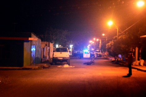 Un sujeto conocido como <em>El Kínder</em> fue acribillado la noche del martes en Paso del Macho, Ver., junto con una mujer, cuando se desplazaban a bordo de una motocicleta por calles de la colonia Reforma; trascendió que el hoy finado era el supuesto líder de una banda delincuencial que opera en la zona.