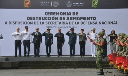 La mañana de este miércoles se llevó a cabo en el parque Juárez de Xalapa, la destrución de armamento confiscado a la delincuencia, por parte del Ejército Mexicano.  En el evento estuvieron presentes las máximas autoridades estatales y municipales.   