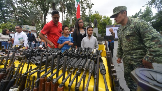 La mañana de este miércoles se llevó a cabo en el parque Juárez de Xalapa, la destrución de armamento confiscado a la delincuencia, por parte del Ejército Mexicano.  En el evento estuvieron presentes las máximas autoridades estatales y municipales.   