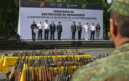 La mañana de este miércoles se llevó a cabo en el parque Juárez de Xalapa, la destrución de armamento confiscado a la delincuencia, por parte del Ejército Mexicano. En el evento estuvieron presentes las máximas autoridades estatales y municipales. 