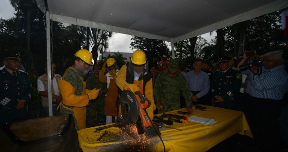 Funcionarios quisieron probar la experiencia de destruir alguna arma, tales como el gobernador Migul Ángel Yunes; el alcalde de Xalapa, Américo Zúñiga, el titular de la SSP y el fiscal del estado. 
