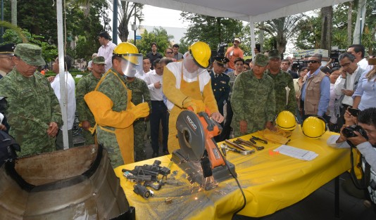 Funcionarios quisieron probar la experiencia de destruir alguna arma, tales como el gobernador Migul Ángel Yunes; el alcalde de Xalapa, Américo Zúñiga, el titular de la SSP y el fiscal del estado. 
