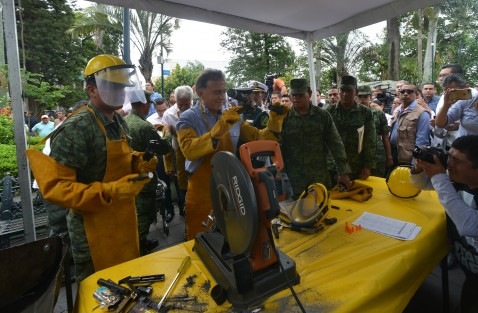 Funcionarios quisieron probar la experiencia de destruir alguna arma, tales como el gobernador Migul Ángel Yunes; el alcalde de Xalapa, Américo Zúñiga, el titular de la SSP y el fiscal del estado. 
