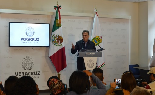 En conferencia de prensa, el gobernador Miguel Ángel Yunes Linares especificó sobre la iniciativa enviada al Congreso del Estado para la creación de un fideicomiso para el manejo de la deuda estatal,con lo cual se podría mejorar los índices del estado y con ello pagar menos intereses. 
