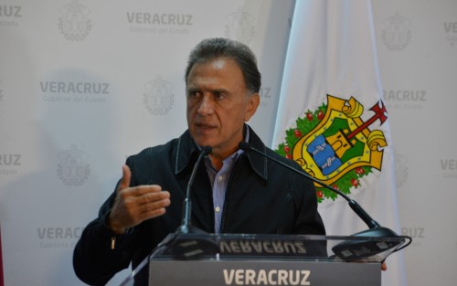 En conferencia de prensa, el gobernador Miguel Ángel Yunes Linares especificó sobre la iniciativa enviada al Congreso del Estado para la creación de un fideicomiso para el manejo de la deuda estatal,con lo cual se podría mejorar los índices del estado y con ello pagar menos intereses. 
