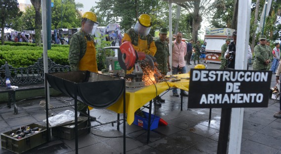 La mañana de este miércoles se llevó a cabo en el parque Juárez de Xalapa, la destrución de armamento confiscado a la delincuencia, por parte del Ejército Mexicano. En el evento estuvieron presentes las máximas autoridades estatales y municipales. 
