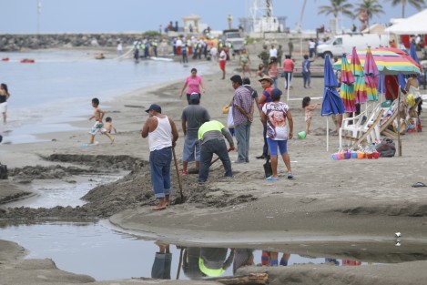 La Secretaría de Manira en conjunto con PC, Acuario de Veracruz, Cruz Roja, UV y PEMEX, participaron en un simulacro de derrame y recuperación de combustible en Playa Regatas. El operativo causó molestia entre los turistas pues no se les restringió el acceso a la playa.