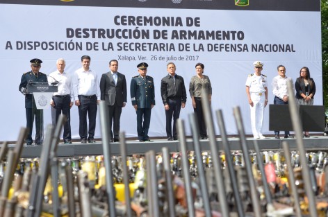 Miguel Ángel Yunes Linates, Gobernador del estado, acompañado por Secretarios de despacho y Militares estuvieron presentes en la ceremonia de destruccion de armamento decomisado a la delincuencia organizada y que se encuentra en poder de la Secretaría de la Defensa Nacional.