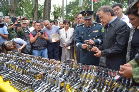 Miguel Ángel Yunes Linates, Gobernador del estado, acompañado por Secretarios de despacho y Militares estuvieron presentes en la ceremonia de destruccion de armamento decomisado a la delincuencia organizada y que se encuentra en poder de la Secretaría de la Defensa Nacional.