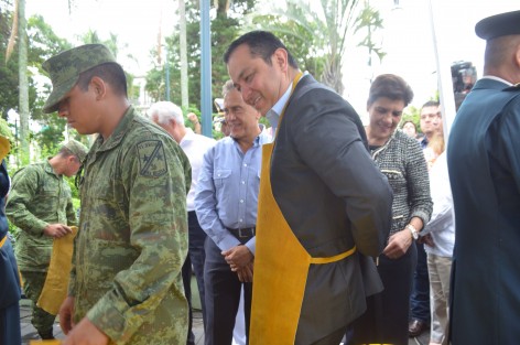 El Secretario de SSP Téllez Marie, el Alcalde Américo Zúñiga y el Fiscal Jorge Winckler aprovecharon la ocasión para destruir armas y ponerse los mandiles de gamuza para la ocasión. 