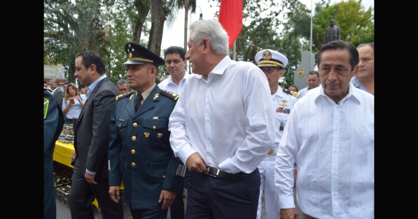 El Secretario de Seguridad Pública, JaimeTéllez Marié, en la destrucción de armas en el parque Juárez.