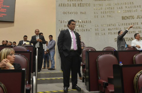 Con las manos limpias, como las arcas de Veracruz, se declara el diputado local Vicente Benítez, quien asegura que no ha sido llamado a declarar por el proceso que se le sigue al ex gobernador Javier Duarte.   