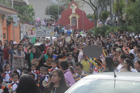 Con muy buena asistencia se llevó a cabo la Magna Callejoneada que dio inicio a las actividades del 4° Festival de Tunas Femeniles Xalapa 2017.