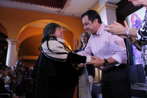 El alcalde de Xalapa, Américo Zúñiga Martínez, dio la bienvenida a las tunas participantes en el 4° Festival de Tunas Femeniles e inauguró oficialmente el evento.