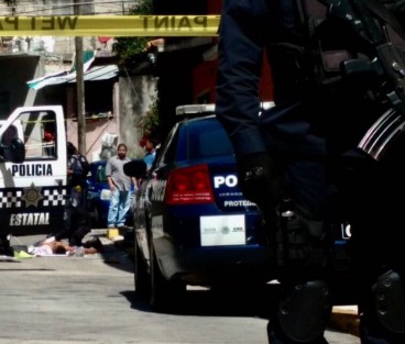 Un asaltante fue baleado en la colonia Adalberto Tejeda, cuando junto con sus cómplices intentaron atracar a un contador y su escolta quienes momentos antes habían salido de un banco en Plaza Crystal. El escolta repelió a los agresores con su arma y fue así como lesionó a uno mientras los otros huyeron.