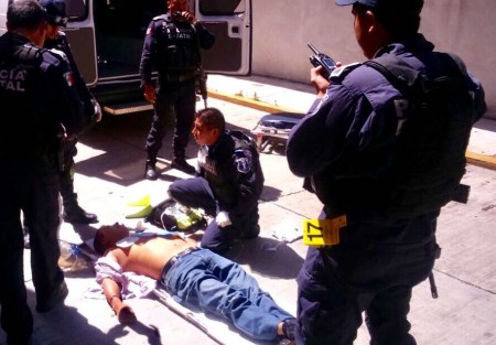 Cuando paramédicos llegaron a atender al asaltante herído, éste ya había fallecido. 