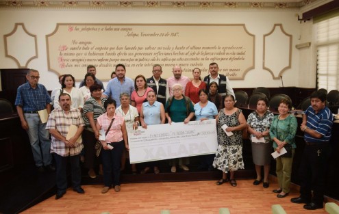 El Ayuntamiento de Xalapa entregó apoyos por un monto de 369 mil 100 pesos a 50 familias cuyas viviendas resultaron afectadas por fenómenos hidrometeorológicos e incendios, que documentaron y pagaron su predial 2017 en el mes de enero.
