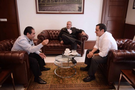 El alcalde Américo Zúñiga Martínez se reunió con el Secretario General del Sindicato de Trabajadores al Servicio del Ayuntamiento de la Confederación Revolucionaria de Obreros y Campesinos (CROC), Rolando Ortega Salazar, para discutir diferentes proyectos en beneficio de la plantilla laboral. Durante la mesa de trabajo, estuvo presente el Director de Recursos Humanos, José Luis Lárraga Cruz.

