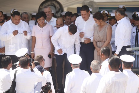 Durante la ceremonia de graduación de los cadetes de la Heróica Escuela Naval, al presidente Enrique Peña se le rompió el pantalón, al subir para retratarse con delegados federales. 