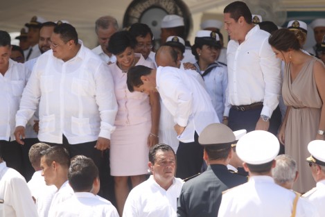 Durante la ceremonia de graduación de los cadetes de la Heróica Escuela Naval, al presidente Enrique Peña se le rompió el pantalón, al subir para retratarse con delegados federales. 