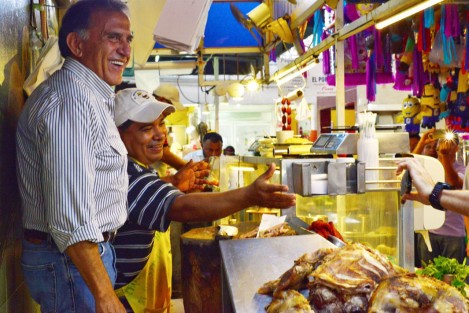 Como es costumbre, el gobernador Miguel Ángel Yunes acudió al mercado, esta vez al Hidalgo, en la ciudad de Veracruz, municipio que gobernará próximamente su hijo. Posteriormente se dirigió al parque Zamora. 