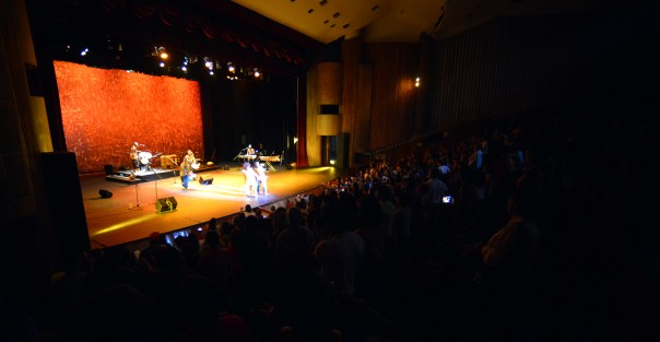 Con gran éxito se llevó a cabo la presentación de gala inaugural del Festival Internacional Raíces 2017, con la participación de la compañía  Haourona dembele & Parissi, en el Teatro de Estado, General Ignacio de la Llave en Xalapa.. 