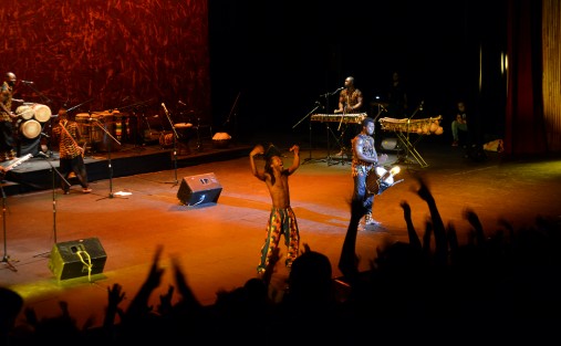 Con gran éxito se llevó a cabo la presentación de gala inaugural del Festival Internacional Raíces 2017, con la participación de la compañía  Haourona dembele & Parissi, en el Teatro de Estado, General Ignacio de la Llave en Xalapa.. 