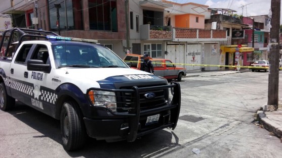 Dos hombres de entre 30 y 35 años fueron baleados alrededor de las 13:00 horas de este domingo, en la calle Querétaro esquina con Monterrey en la colonia Progreso Macuiltépetl, de esta capital. Los responsables huyeron,según testigos, abordo de dos camionetas. 