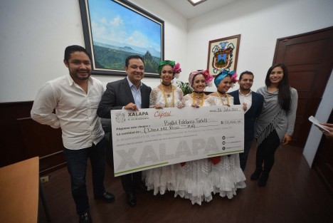  Al entregar diferentes apoyos económicos a agrupaciones culturales y ciudadanos xalapeños, el alcalde Américo Zúñiga Martínez refrendó su compromiso con el impulso al arte y la educación local en la capital veracruzana, así como su proyección internacional.
