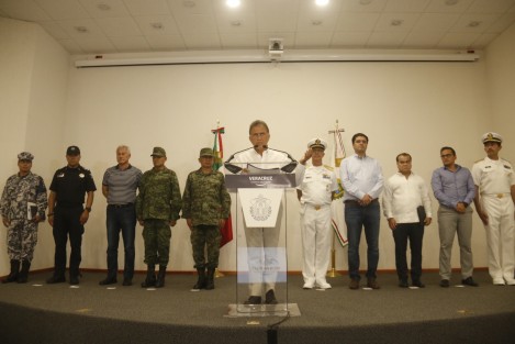 El gobernador del estado, Miguel Ángel Yunes Linares, instó al gobierno federal a nombrar a un nuevo delegado del Instituto Nacional de Migración para Veracruz, ante los recientes hechos regristrados en la zona norte del estado. En su informe de la reunión del Grupo Coordinación Veracruz, Miguel Ángel Yunes Linares dijo que las primeras investigaciones sobre el asesinato de dos personas en Xalapa este domingo, indican que las víctimas habrían tenido participación en el asesinato de un chatarrero la semana que termina.