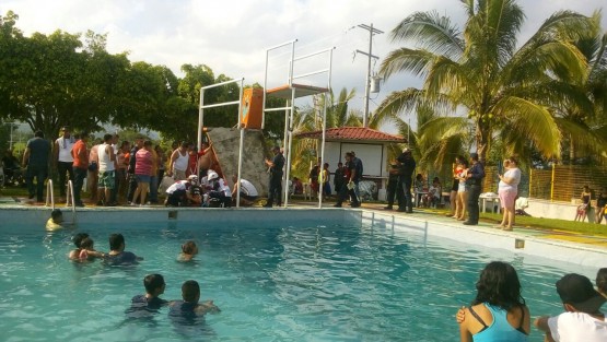 Al menos tres lesionados se registraron la tarde de este domingo en el balneario las Yakas ubicado en Potrero Nuevo, luego de que el trampolín utilizado para clavados colapsara.  