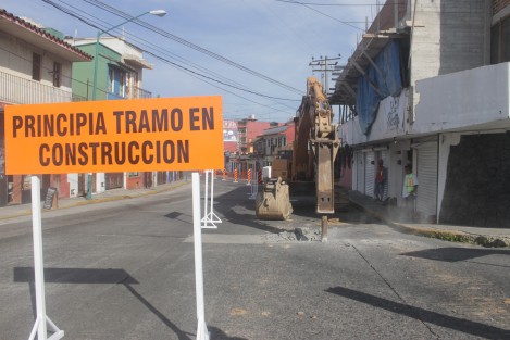 Esta mañana de lunes iniciaron los trabajos para la repavimentación de la avenida Xalapeños Ilustres, en el tramo de 20 de Noviembre a Santos Degollado, por lo que la circulación se mantiene abierta solo de 20 de Noviembre hacia Arteaga. 