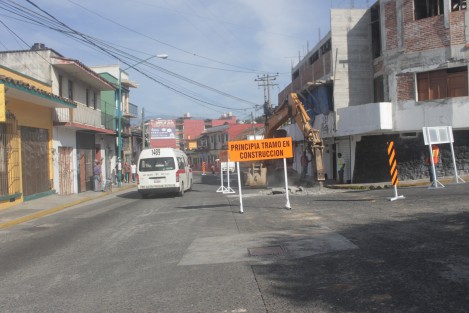 Esta mañana de lunes iniciaron los trabajos para la repavimentación de la avenida Xalapeños Ilustres, en el tramo de 20 de Noviembre a Santos Degollado, por lo que la circulación se mantiene abierta solo de 20 de Noviembre hacia Arteaga. 
