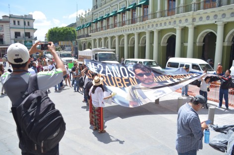 Luego de dos años de impunidad tras el asesinato del fotoperiodista Rubén Espinosa en la Ciudad de México, compañeros comunicadores de Xalapa realizaron una protesta y caminata alrededor del Palacio de Goberno para exigir el esclarecimiento del crimen que enlutó al gremio reporteril. 
