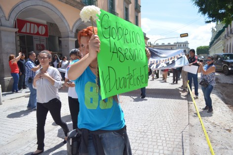 Luego de dos años de impunidad tras el asesinato del fotoperiodista Rubén Espinosa en la Ciudad de México, compañeros comunicadores de Xalapa realizaron una protesta y caminata alrededor del Palacio de Goberno para exigir el esclarecimiento del crimen que enlutó al gremio reporteril. 
