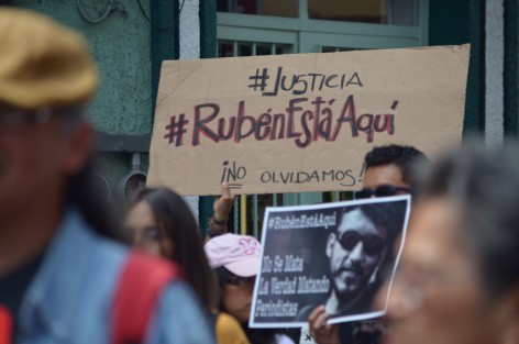 Luego de dos años de impunidad tras el asesinato del fotoperiodista Rubén Espinosa en la Ciudad de México, compañeros comunicadores de Xalapa realizaron una protesta y caminata alrededor del Palacio de Goberno para exigir el esclarecimiento del crimen que enlutó al gremio reporteril. 
