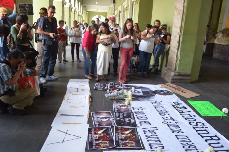 Luego de dos años de impunidad tras el asesinato del fotoperiodista Rubén Espinosa en la Ciudad de México, compañeros comunicadores de Xalapa realizaron una protesta y caminata alrededor del Palacio de Goberno para exigir el esclarecimiento del crimen que enlutó al gremio reporteril. 
