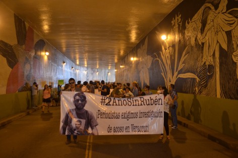 Luego de dos años de impunidad tras el asesinato del fotoperiodista Rubén Espinosa en la Ciudad de México, compañeros comunicadores de Xalapa realizaron una protesta y caminata alrededor del Palacio de Goberno para exigir el esclarecimiento del crimen que enlutó al gremio reporteril. 

