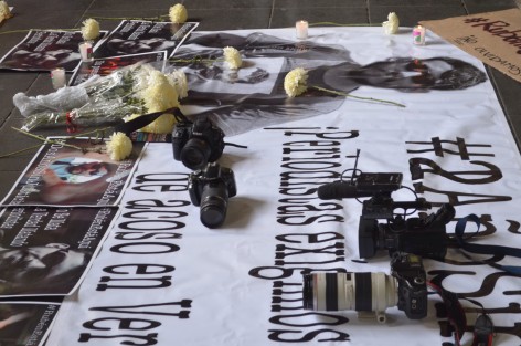 Luego de dos años de impunidad tras el asesinato del fotoperiodista Rubén Espinosa en la Ciudad de México, compañeros comunicadores de Xalapa realizaron una protesta y caminata alrededor del Palacio de Goberno para exigir el esclarecimiento del crimen que enlutó al gremio reporteril. 
