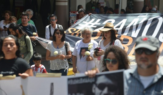 Compañeros, amigos, activistas y comunicólogos recordaron al fotoperiodista Rubén Espinosa Becerril, quien fuera asesinado junto a cinco mujeres hace 2 años en la Ciudad de México. Exigieron se trasparente la información de este asesinato, ya que dicen, las autoridades han sido omisas en este caso.
