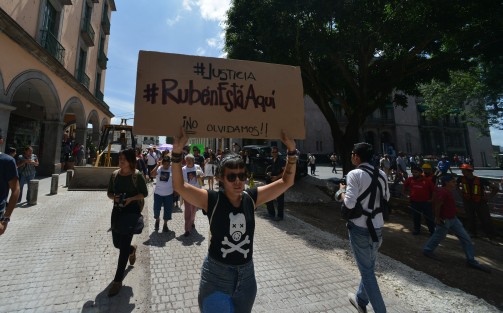 Compañeros, amigos, activistas y comunicólogos recordaron al fotoperiodista Rubén Espinosa Becerril, quien fuera asesinado junto a cinco mujeres hace 2 años en la Ciudad de México. Exigieron se trasparente la información de este asesinato, ya que dicen, las autoridades han sido omisas en este caso.
