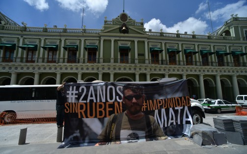 Compañeros, amigos, activistas y comunicólogos recordaron al fotoperiodista Rubén Espinosa Becerril, quien fuera asesinado junto a cinco mujeres hace 2 años en la Ciudad de México. Exigieron se trasparente la información de este asesinato, ya que dicen, las autoridades han sido omisas en este caso.
