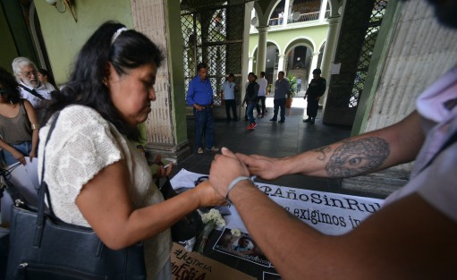 Compañeros, amigos, activistas y comunicólogos recordaron al fotoperiodista Rubén Espinosa Becerril, quien fuera asesinado junto a cinco mujeres hace 2 años en la Ciudad de México. Exigieron se trasparente la información de este asesinato, ya que dicen, las autoridades han sido omisas en este caso.
